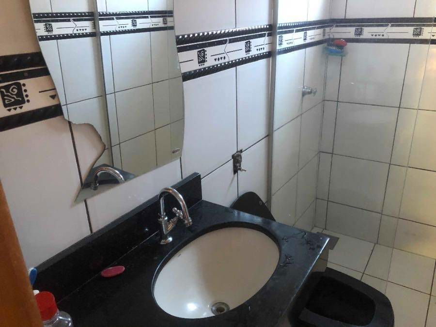 Casa padrão com 2 vagas, 3 quartos e 2 banheiros, ocupada