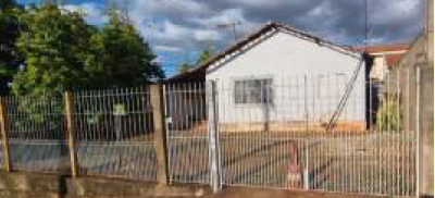 Casa com 5 cômodos em Iacanga/SP