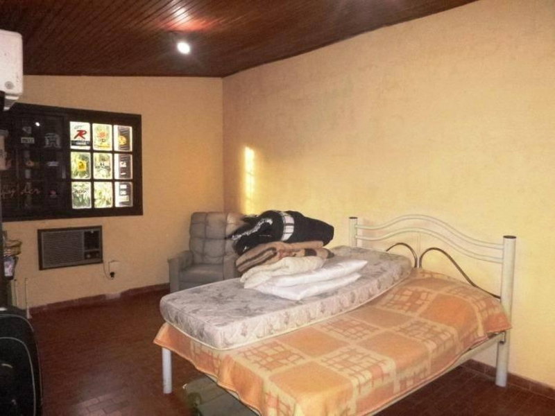 Casa padrão com 3 quartos, piscina e área de 450m² em Pelotas/RS