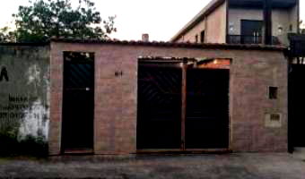 Casa Ocupada com 114m² de Área Construída em São Vicente