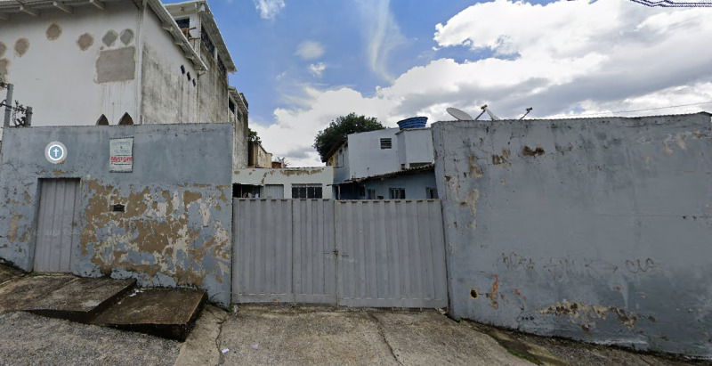 Casa com 2 quartos, banheiro, garagem para 4 carros, área construída 327m²