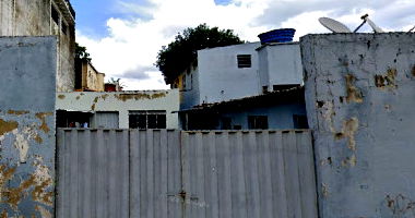 Casa com 2 quartos, banheiro, garagem para 4 carros, área construída 327m²