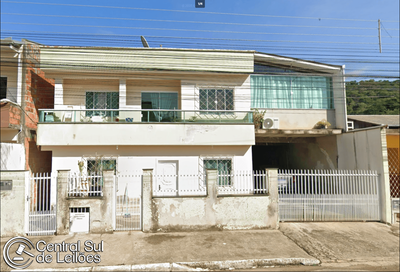 Casa multifamiliar de 272m² com 3 a 4 quitinetes