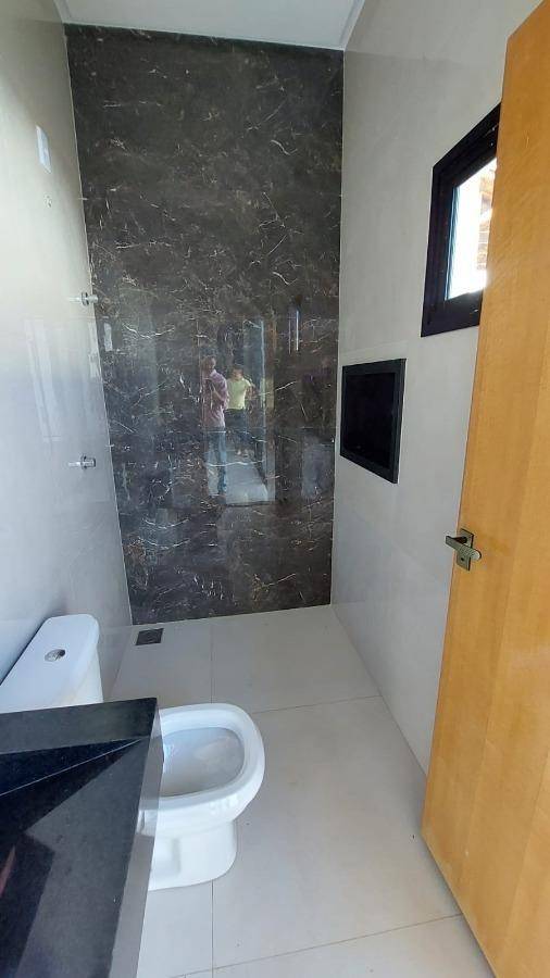 Casa com 3 quartos, 2 banheiros, 2 vagas, 183m² construída, ocupada