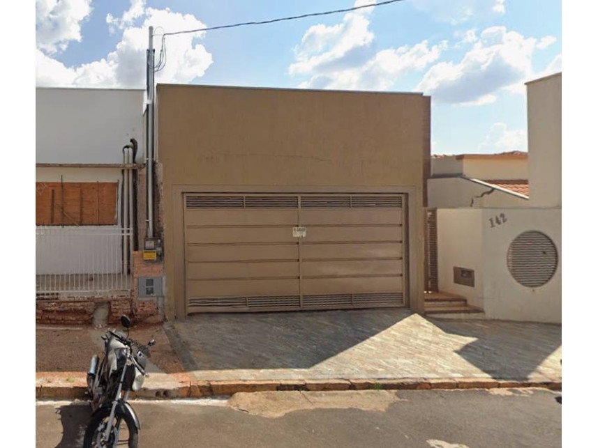 Casa ocupada com 320 m² construídos e 1 vaga
