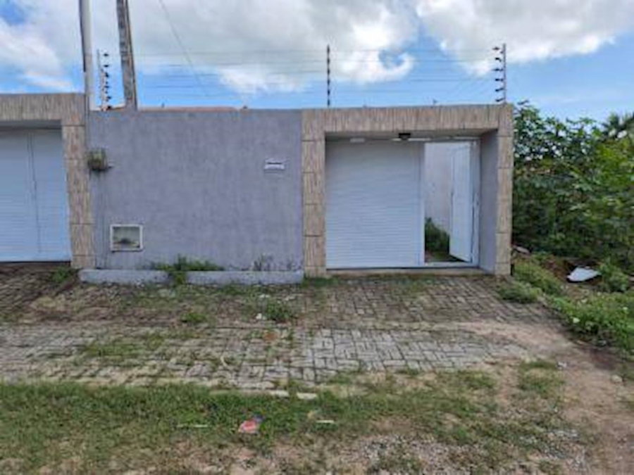 Casa desocupada com 360m² de terreno e 81,49m² construídos