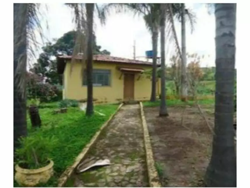 Terreno com benfeitorias em Itaúna/MG
