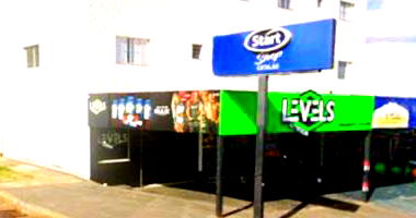 Imóvel misto (comercial/residencial) com 3 pavimentos, 2 salas e apartamentos