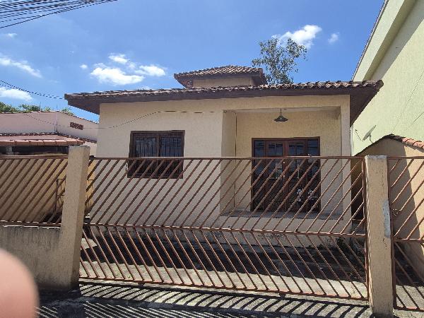 Casa com 2 quartos, banheiro, sala, cozinha e 1 vaga