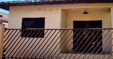 Casa com 2 quartos, banheiro, sala, cozinha e 1 vaga