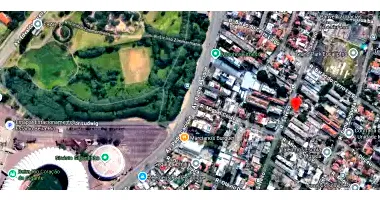 Prédio de Alvenaria com Terreno no Bairro Menino Deus