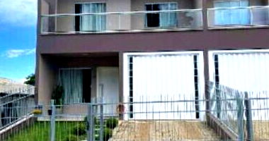 Casa geminada com 3 quartos, 2 banheiros e 1 vaga, área construída 134,63m², imóvel ocupado