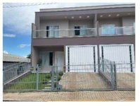 Casa geminada com 3 quartos, 2 banheiros e 1 vaga, área construída 134,63m², imóvel
