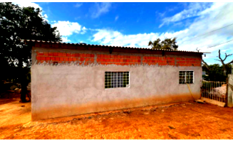 Espaçoso Terreno de 1345m² com Construção, Ideal para Investimento