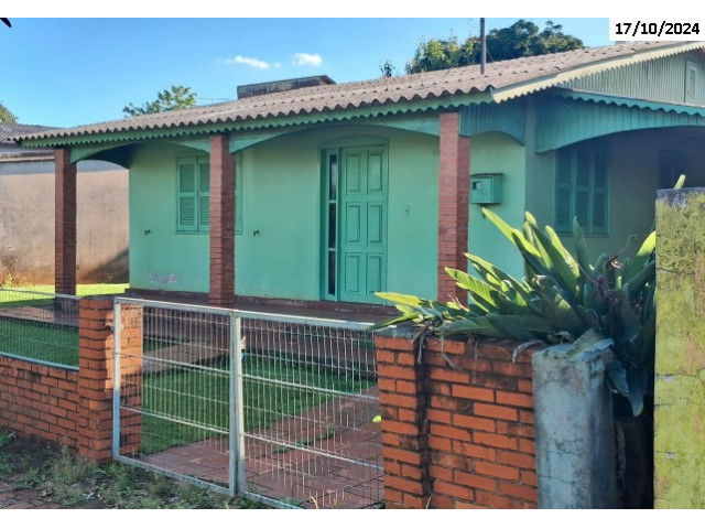 Casa mista com 3 quartos, 1 banheiro, 145m² construída, desocupada