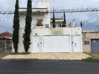 Casa com 4 quartos, 5 banheiros e 2 vagas de garagem