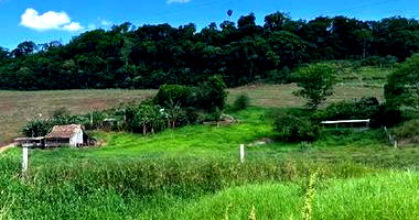 Parte do lote rural com casas, barracões e açude, área 210.000m²