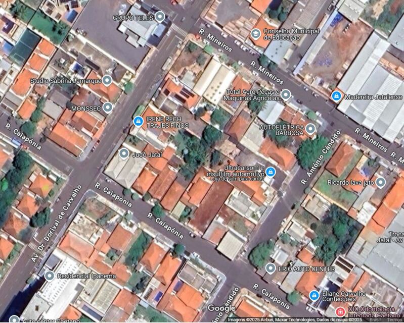 Terreno Urbano com Estruturas Comerciais e Residenciais