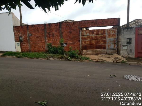 Casa com 2 quartos, sala, cozinha, área de serviço e 1 vaga