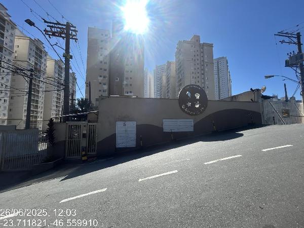 Apartamento com 2 quartos, varanda e 1 vaga de garagem