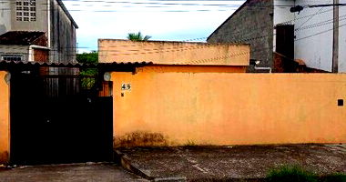 Casa padrão com 2 quartos, 1 banheiro, 2 vagas, ocupada