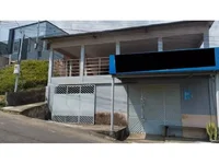 Casa ocupada com 120m² construídos em terreno de 400m²