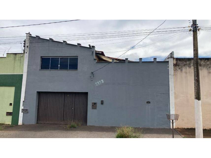 Casa padrão ocupada com 3 quartos, 2 banheiros e 1 vaga