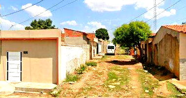 Casa residencial com 69,7m² construída, desocupada
