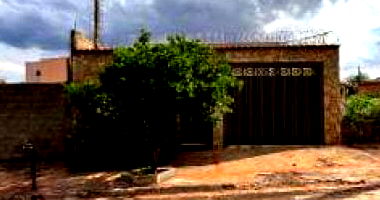 Casa aconchegante com 2 quartos, 1 banheiro e 50m² construídos, em área total de 160m², imóvel ocupado