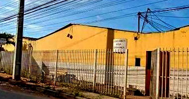 Casa Desocupada em Condomínio com Varanda e Boa Metragem
