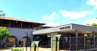 Residência térrea com 3 quartos, 1 banheiro, 2 vagas, 800m² terreno