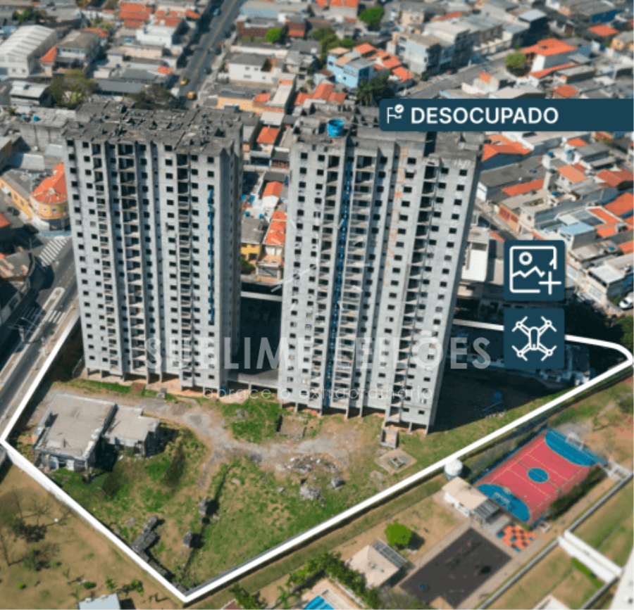 Terreno com 2 torres inacabadas de apartamentos residenciais