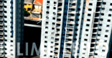 Terreno com 2 torres inacabadas de apartamentos residenciais