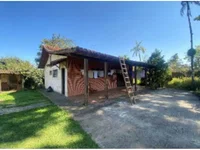 Casa ocupada com 4 quartos, 4 banheiros e piscina