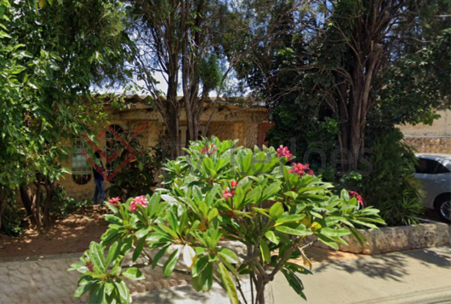Prédio residencial com 2 quartos, 1 suíte e garagem