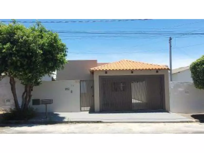 Casa desocupada com 1 vaga de garagem, 200m² de terreno e 107m² construídos