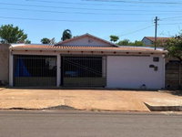 Casa padrão com 2 quartos, 2 banheiros e 2 salas, ocupada