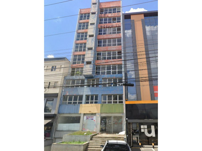 Prédio comercial com 1.707,75m² construídos