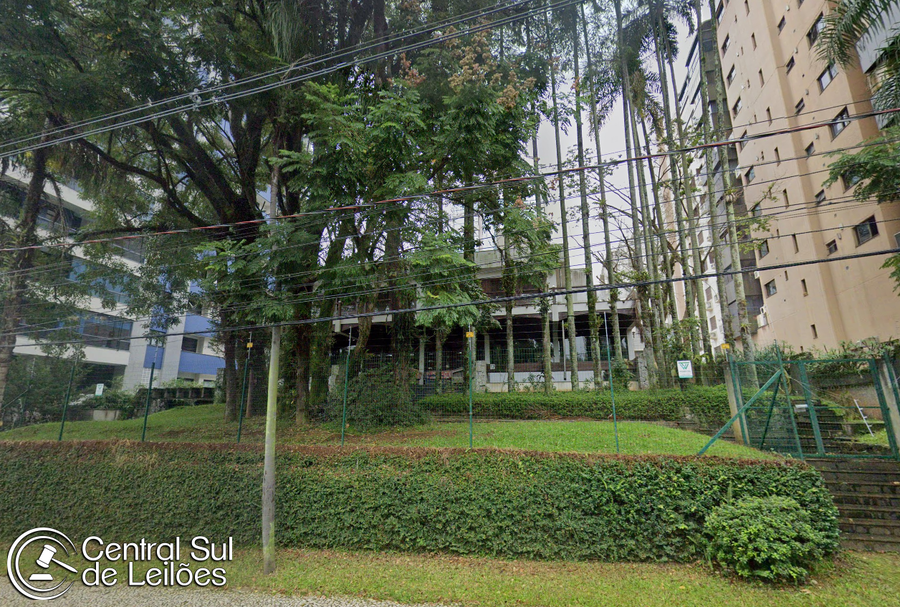 Casa de alto padrão com 904,76m² construídos em terreno de 1.667,80m²
