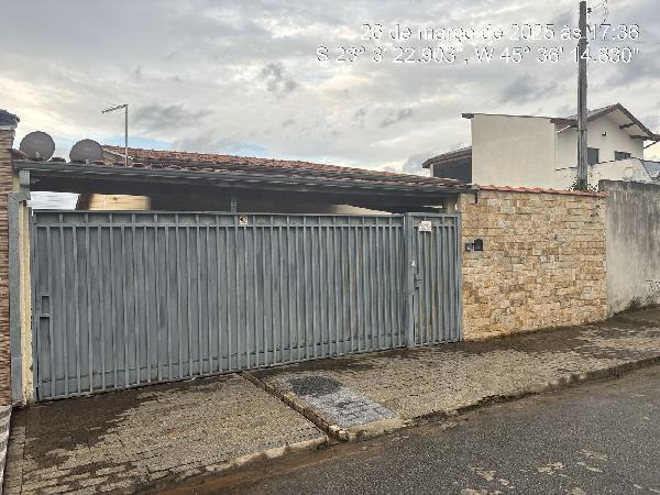 Casa com 2 vagas, 2 banheiros, 164m² construída, desocupada
