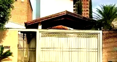 Casa padrão ocupada com 4 quartos, 3 banheiros e 2 vagas