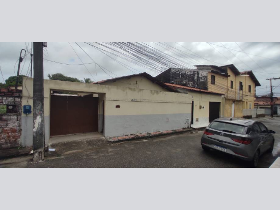 Casa Residencial Desocupada com 86m² Construídos e 225m² de Terreno