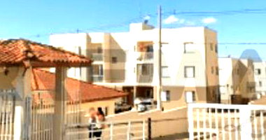 Apartamento térreo com 2 dormitórios e vaga de garagem em Botucatu/SP
