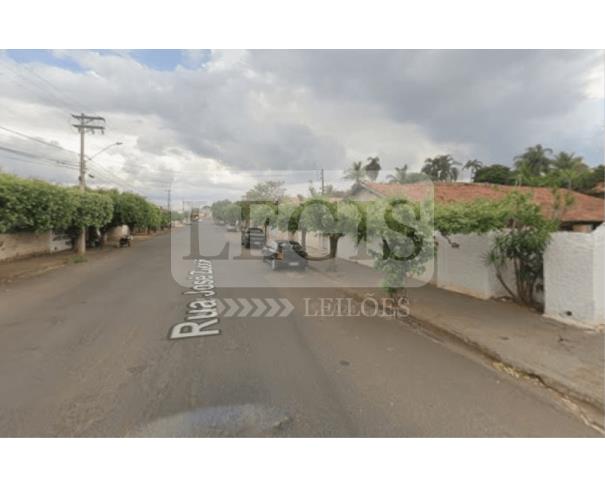 Casa com 5 cômodos, 12,5m de frente, 25m de fundo, ocupada