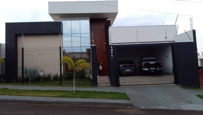 Casa Padrão com 3 Quartos e 4 Banheiros em Maringá