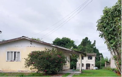 Terreno urbano com casa e edícula em Paranaguá