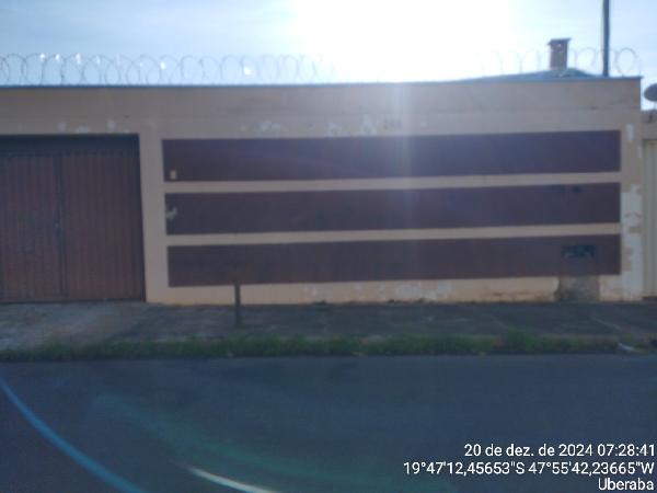 Casa em Uberaba MG com 2 quartos e 1 vaga