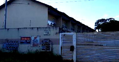 Casa com 2 quartos, varanda e vaga de garagem