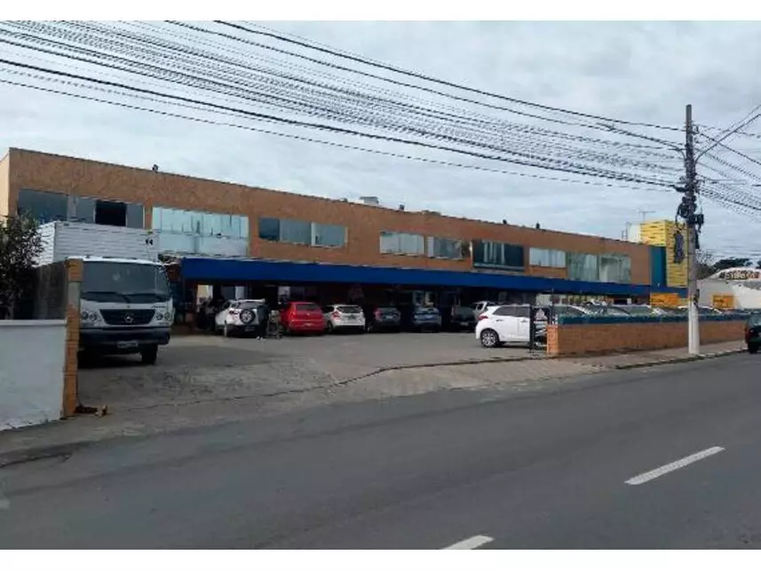 Prédio Comercial Amplo em Leilão
