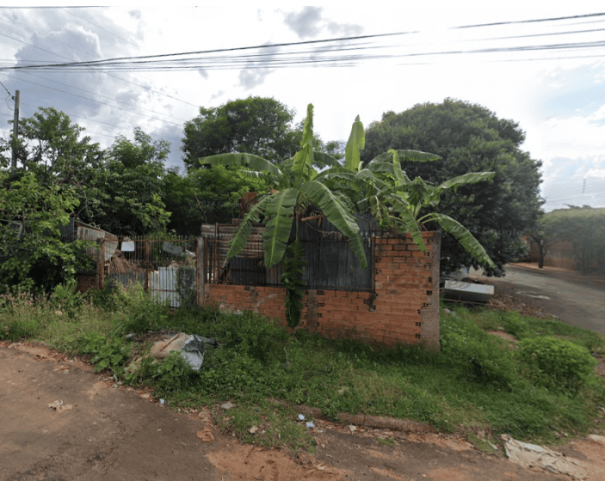 Terreno de esquina 360m² com edificação não habitada, sem projeto